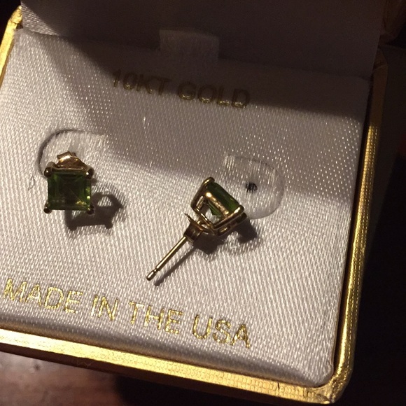 10K YG Peridot Earrings - Picture 2 of 2